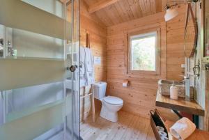 bagno con servizi igienici e finestra. di Montargil Lakeside Bliss, by TimeCooler a Montargil