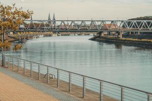 eine Brücke über einen Fluss mit einer Brücke über einen Fluss in der Unterkunft John & Will Silo-Hotel by Guldsmeden in Bremen