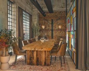 jadalnia z drewnianym stołem i krzesłami w obiekcie John & Will Silo-Hotel by Guldsmeden w Bremie