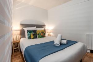 ein Schlafzimmer mit einem großen weißen Bett mit zwei Kissen in der Unterkunft Appartement Sun Valley in Chamonix-Mont-Blanc