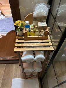 a table with towels and products on a shelf at YERUMONİ BUNGALOV in Çamlıhemşin