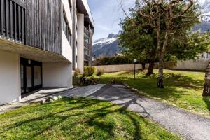 ein Schatten eines Gebäudes mit einem Berg im Hintergrund in der Unterkunft Appartement Sun Valley in Chamonix-Mont-Blanc