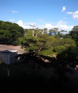 une vue d'un parc avec une croix au loin dans l'établissement Suite equipada com cozinha , conforto e paz !, à Brasilia