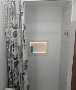 une salle de bain avec un rideau de douche avec une fenêtre dans l'établissement Suite equipada com cozinha , conforto e paz !, à Brasilia