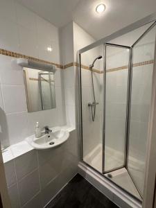 y baño con ducha y lavamanos. en Berkeley Court Hotel, en Londres