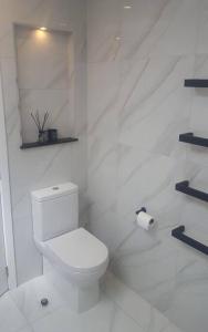 Bilik mandi di Modern Two-Bedroom Home in Merivale +5 gambar