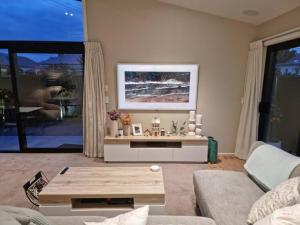 ein Wohnzimmer mit einem Sofa und einem Couchtisch in der Unterkunft Modern Two-Bedroom Home in Merivale in Christchurch