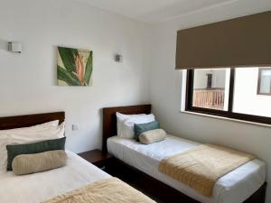 1 dormitorio con 2 camas y ventana en Apartments at Melia Beach Resort & Spa, en Santa Maria