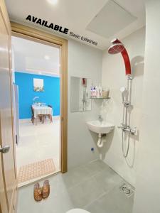 Phòng tắm tại Blue Ocean Apartment at My Khe Da Nang