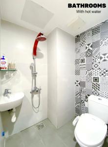 une salle de bain avec toilettes et lavabo dans l'établissement Căn hộ 2 phòng ngủ view biển Mỹ Khê Đà Nẵng, à Đà Nẵng 57 autres photos