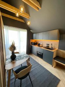 Kuchyňa alebo kuchynka v ubytovaní M26 Prémium apartmanok