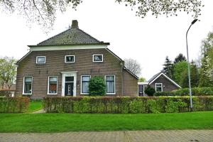 una gran casa de ladrillo con techo en 't Stookhok Gasselte, en Gasselte