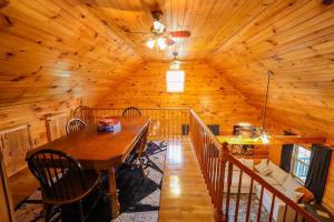 HastyにあるThe Lodge at Mt. Herseyの木造の客室で、キャビン内にテーブルと椅子があります。