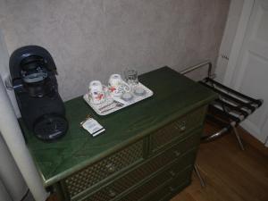a green dresser with a green counter top withoodoo at hOTEL kARINA in Jarnac