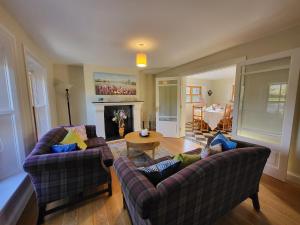 uma sala de estar com dois sofás e uma mesa em Reeks Country House em Killarney