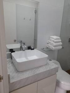 利馬的住宿－Precioso Apartamento Ejecutivo，白色的浴室设有水槽和卫生间。
