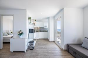 ベナルマデナにあるVB Breathtaking Sea Views 1BDR Aptの白いアパートメントで、キッチン、リビングルームが備わります。