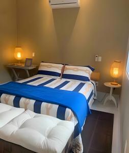 zwei Betten nebeneinander in einem Zimmer in der Unterkunft Beira mar alto padrão! in Bertioga