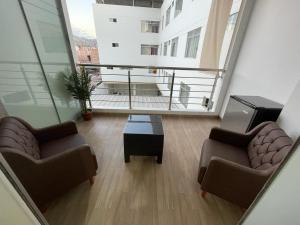 sala de estar con 2 sillas y mesa en HOTEL AMERICANO, en Jaén