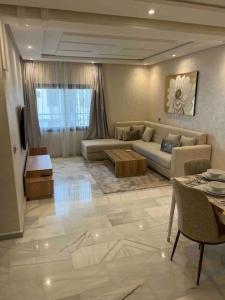 אזור ישיבה ב-Brand new 9th Floor Tangier apartment - prime location!
