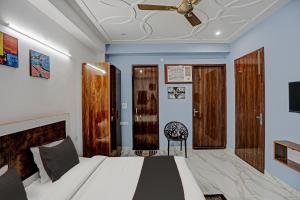 1 dormitorio con 1 cama y ventilador de techo en Collection O Kanchan Heritage en Gurgaon