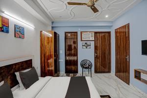 een slaapkamer met een bed en een plafondventilator bij Collection O Kanchan Heritage in Gurgaon
