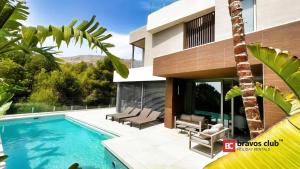 eine Villa mit einem Pool und einem Haus in der Unterkunft Villa Shiera by Bravos Club in Finestrat