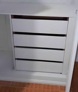 una puerta de armario con rayas blancas y negras en Apê próximo ao eixo monumental, en Brasilia