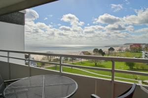 a balcony with a table and a view of the beach at Kaiserhof App 786 inkl WLAN in Grömitz
