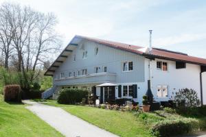 a white house with a pathway leading to it at Gut Buchenhof in Buchenberg