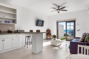 uma cozinha e sala de estar com uma ventoinha de tecto em Jr Suite 1 - Playa Arcangel em Rosarito