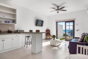 Una televisión o centro de entretenimiento en Jr Suite 1 - Playa Arcangel