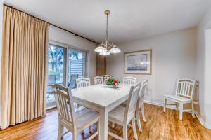 een eetkamer met een witte tafel en stoelen bij Heritage Villas 2307 in Hilton Head Island