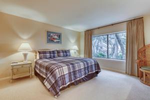 een slaapkamer met een bed en een groot raam bij Heritage Villas 2307 in Hilton Head Island