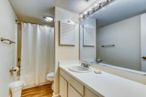 een badkamer met een wastafel, een toilet en een spiegel bij Heritage Villas 2307 in Hilton Head Island