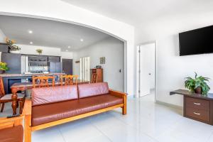 sala de estar con sofá y cocina en Casa Fresno 23 - Playa Arcangel en Rosarito