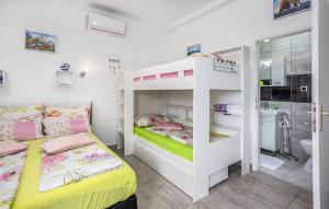 מיטה או מיטות קומותיים בחדר ב-Villa Dora ##2