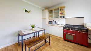 Кухня или кухненски бокс в Stunning 3-Bed House in Basildon