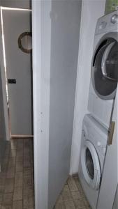 a bathroom with a washing machine and a washer at Villa Familiale, Vue sur Mer, Accès Direct Plage in Saint-Gilles-Croix-de-Vie