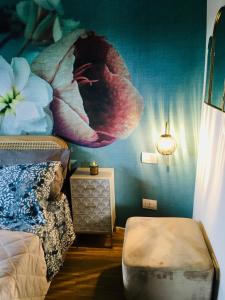 1 dormitorio con 1 cama y una gran flor en la pared en Franky & Angy casa vacanze, en Bérgamo