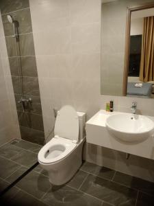 a bathroom with a toilet and a sink at FThomestay at Vinhome Grand Park HCM in Gò Công