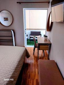 1 dormitorio con 1 cama, 1 mesa y 1 silla en Jimmy’s Beautiful Sparta Home en Sparti