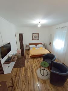 TV a/nebo společenská místnost v ubytování Apartments Toni + 37 fotografií