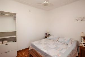 a small bedroom with a bed and a closet at Fazenda Santa Teresa de 20 a 30 pessoas in Bocaina