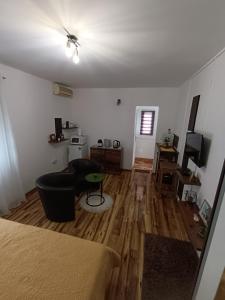 TV a/nebo společenská místnost v ubytování Apartments Toni