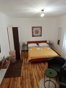 1 dormitorio con cama, escritorio y silla en Apartments Toni, en Zadar