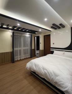 Una cama o camas en una habitación de Pine Tree Resort