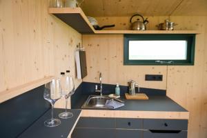 Η κουζίνα ή μικρή κουζίνα στο Sleep Space 4 - Hooksiel im Wangerland