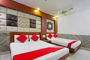 מיטה או מיטות בחדר ב-OYO Flagship Hotel Pink Palace