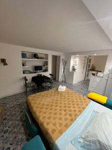 - une chambre avec un grand lit et une salle à manger dans l'établissement Duba House Holiday Home, à Palerme